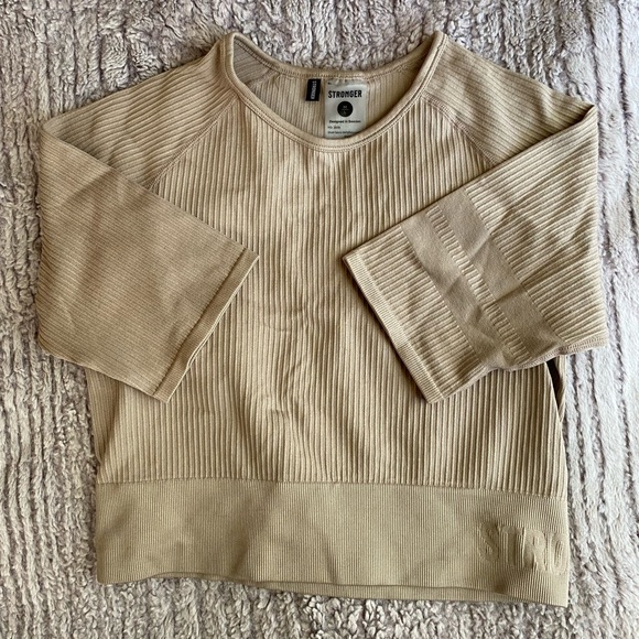 Gymshark Tops - Stronger cropped workout top Size medium / large short sleeve ribbed shirt